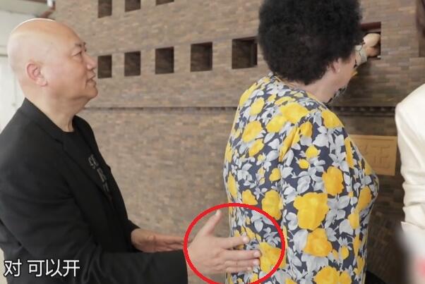 他与相差11岁的正黄旗后裔结婚,如今66岁,三个举动让人反思