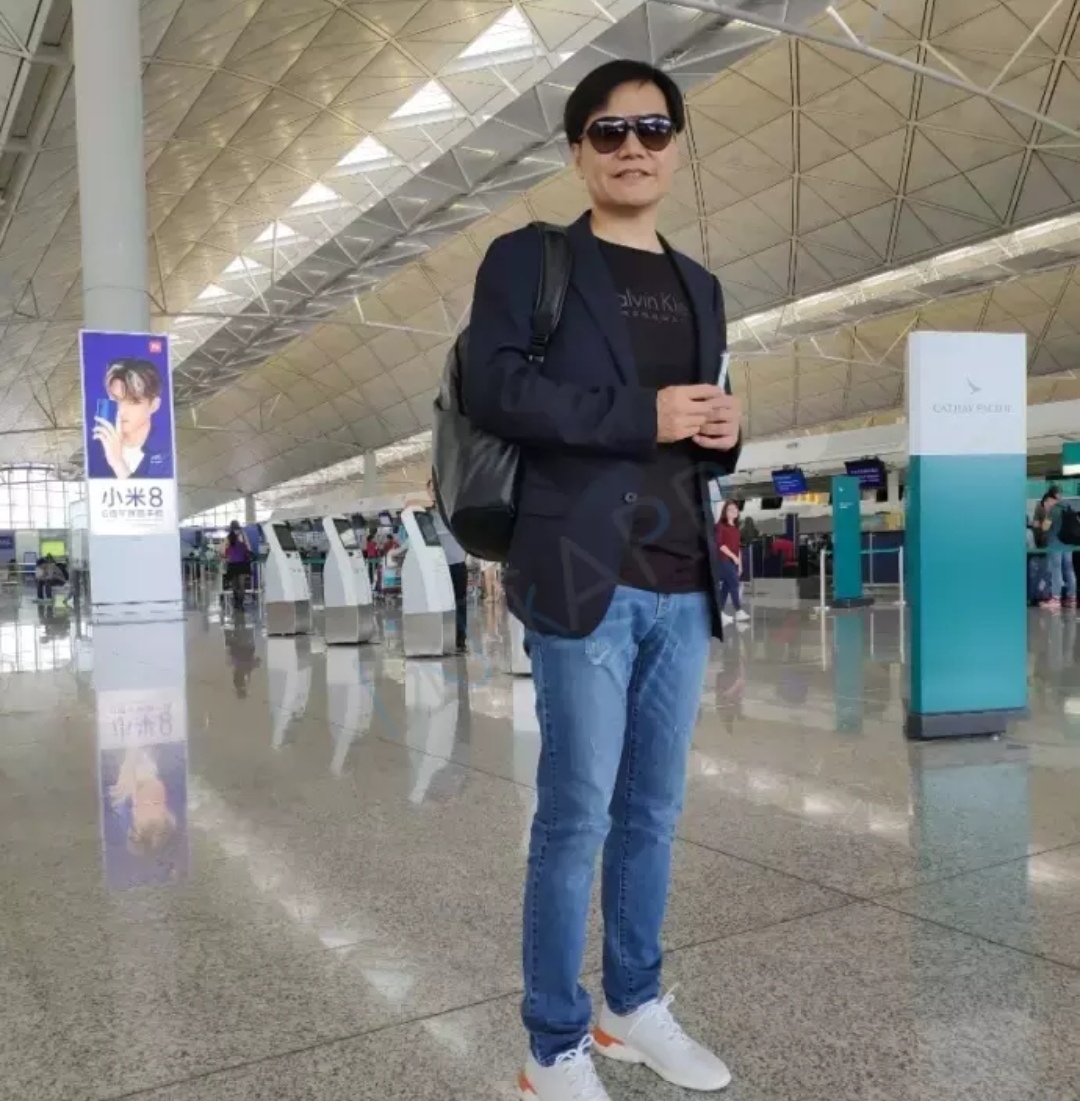 雷军穿破洞牛仔紧身裤亮相机场,网友:不热吗