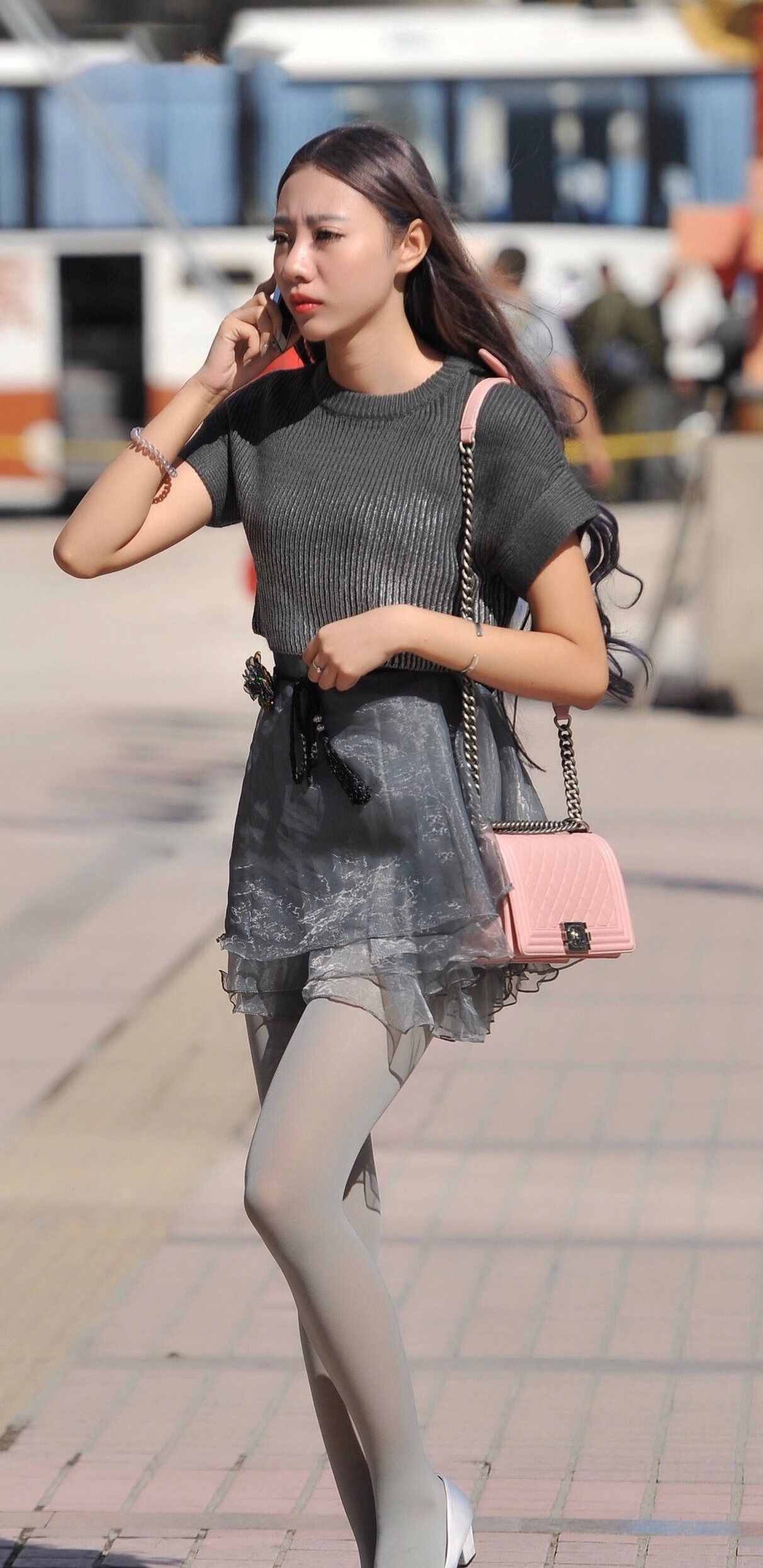 街拍美女:土味十足,讲究的是全身上下都带土味,这样的土味也是一种