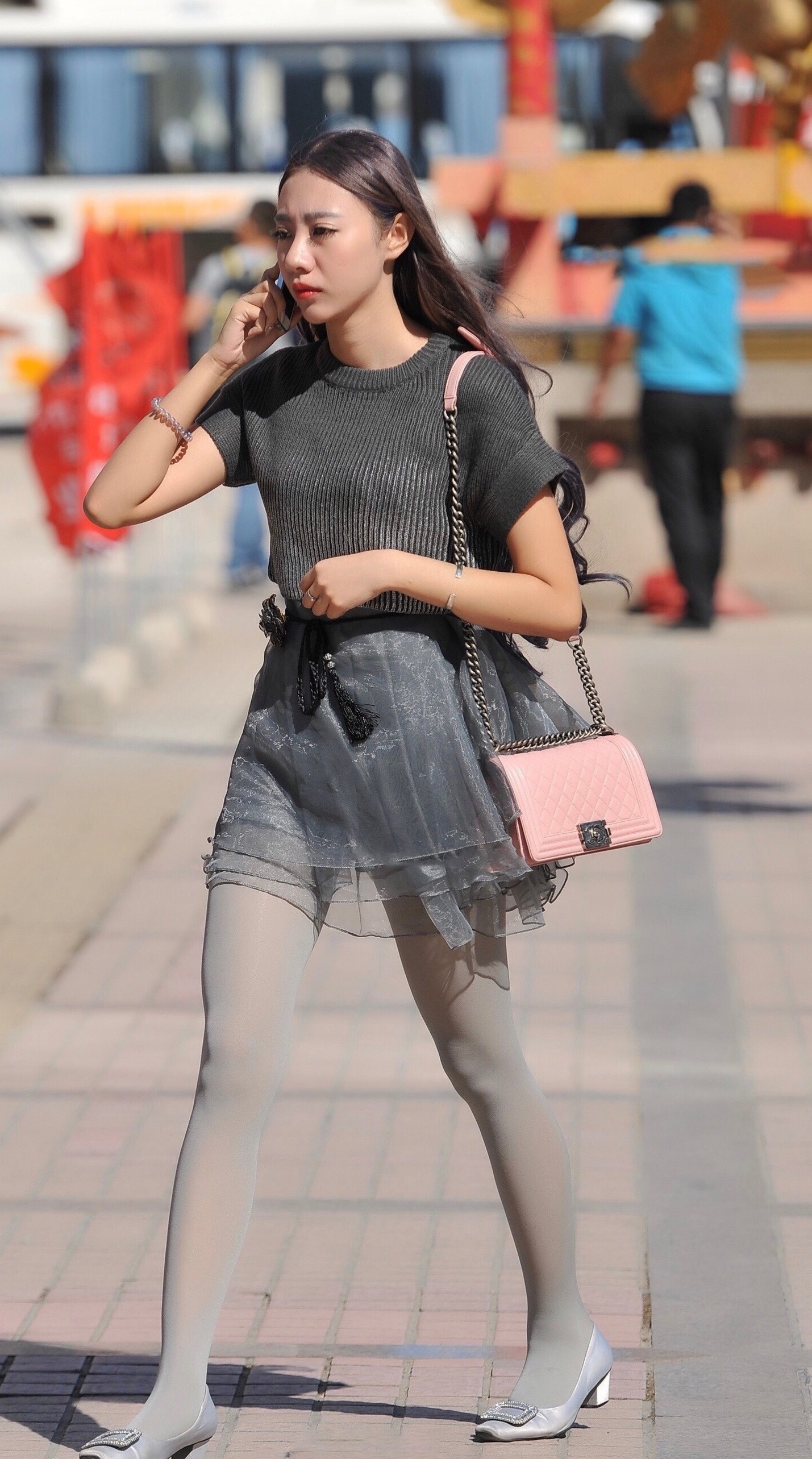 街拍美女:土味十足,讲究的是全身上下都带土味,这样的土味也是一种