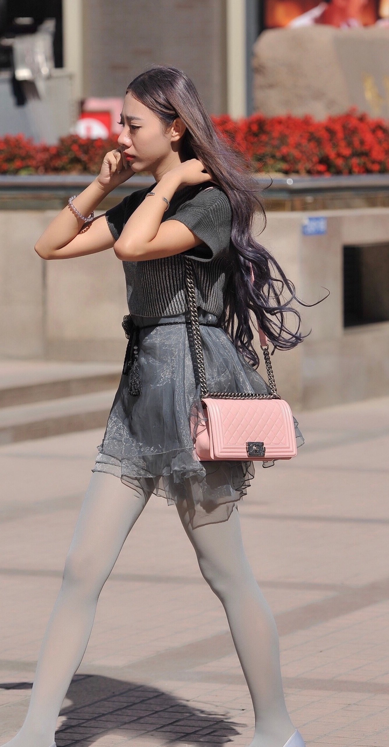 街拍美女:土味十足,讲究的是全身上下都带土味,这样的土味也是一种