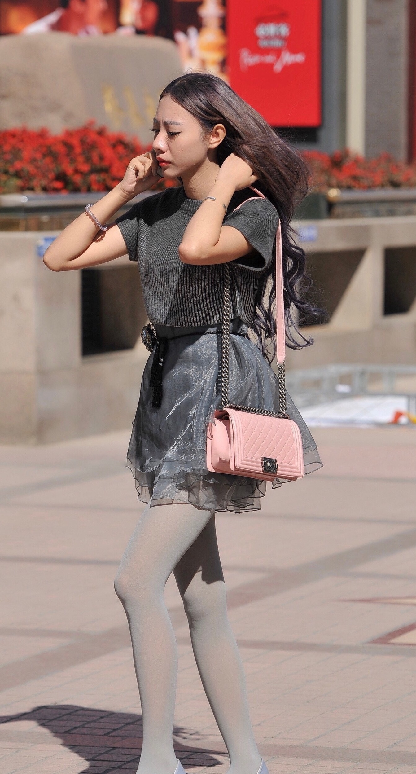 街拍美女:土味十足,讲究的是全身上下都带土味,这样的土味也是一种