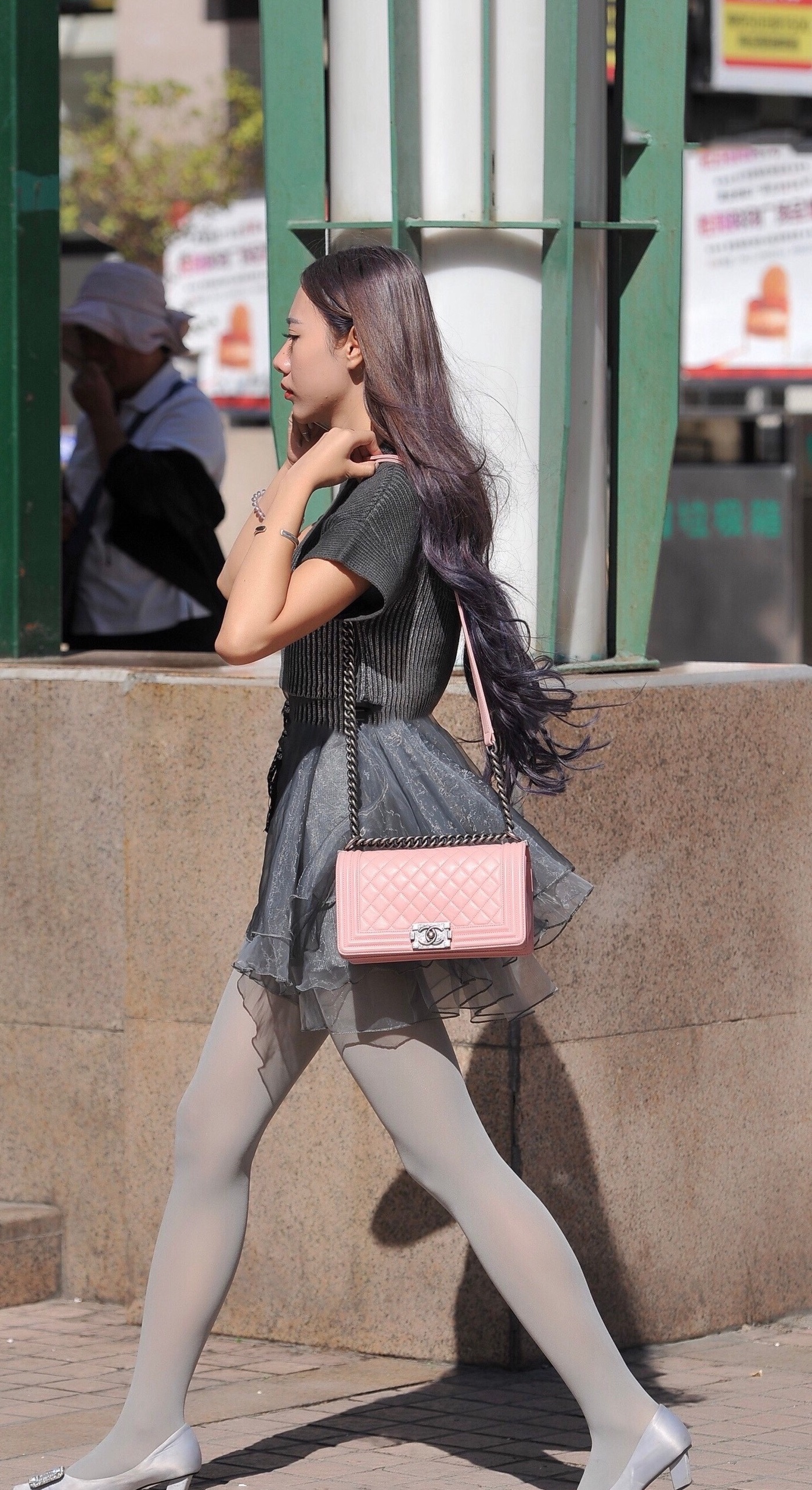 街拍美女:土味十足,讲究的是全身上下都带土味,这样的土味也是一种