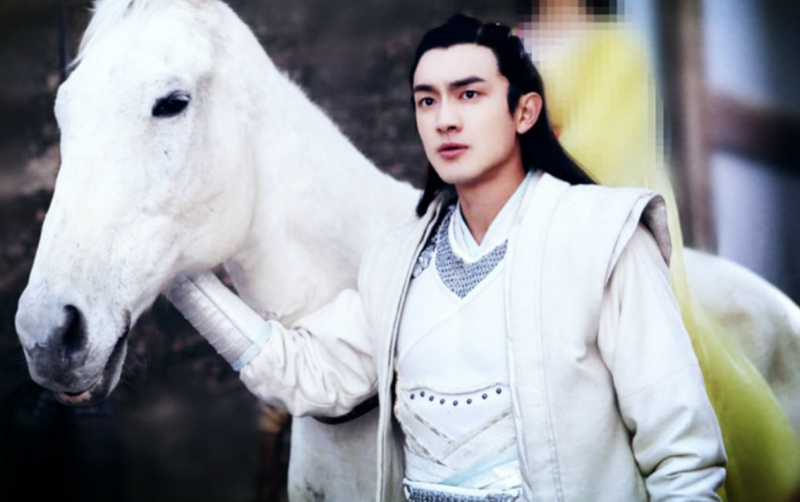 林更新在《武神赵子龙》中的这一套衣服很是惊艳呢,一身的白色长衫,领