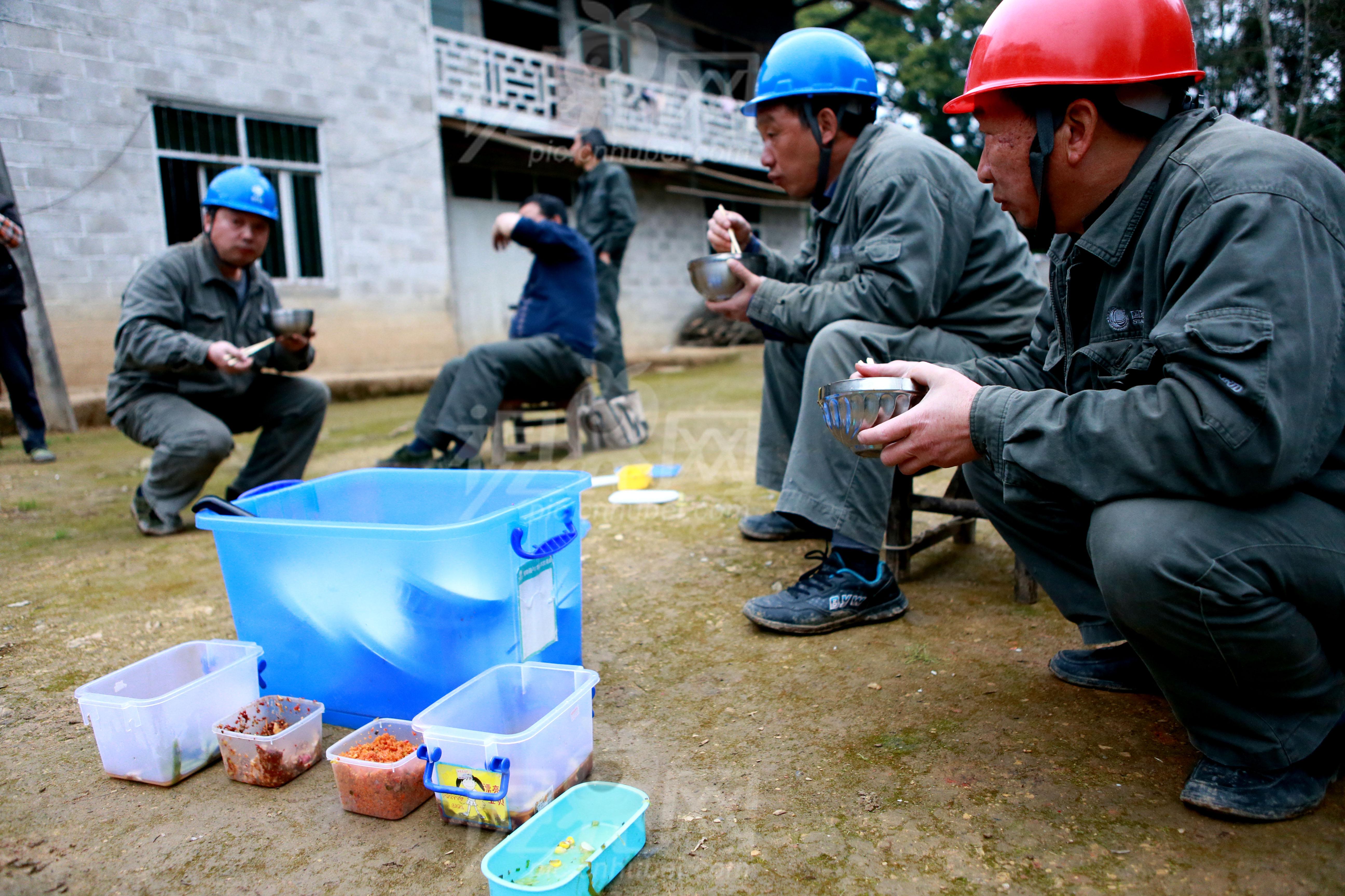 包工頭帶民工兄弟去要錢,老闆車禍去世,剛進家門都看傻了