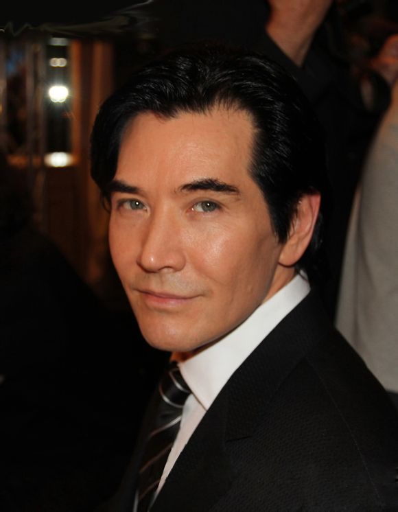 他黑发碧眼,27岁红遍亚洲,因爱国被封杀14年,58岁依然未婚!