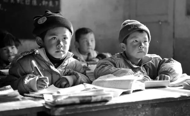 中国老照片:图一农村的留守儿童跳花绳,图三父母为赚钱打工