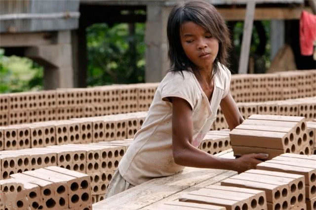 柬埔寨孩子悲惨的童工生活,父母甚至出售孩子童贞,心痛
