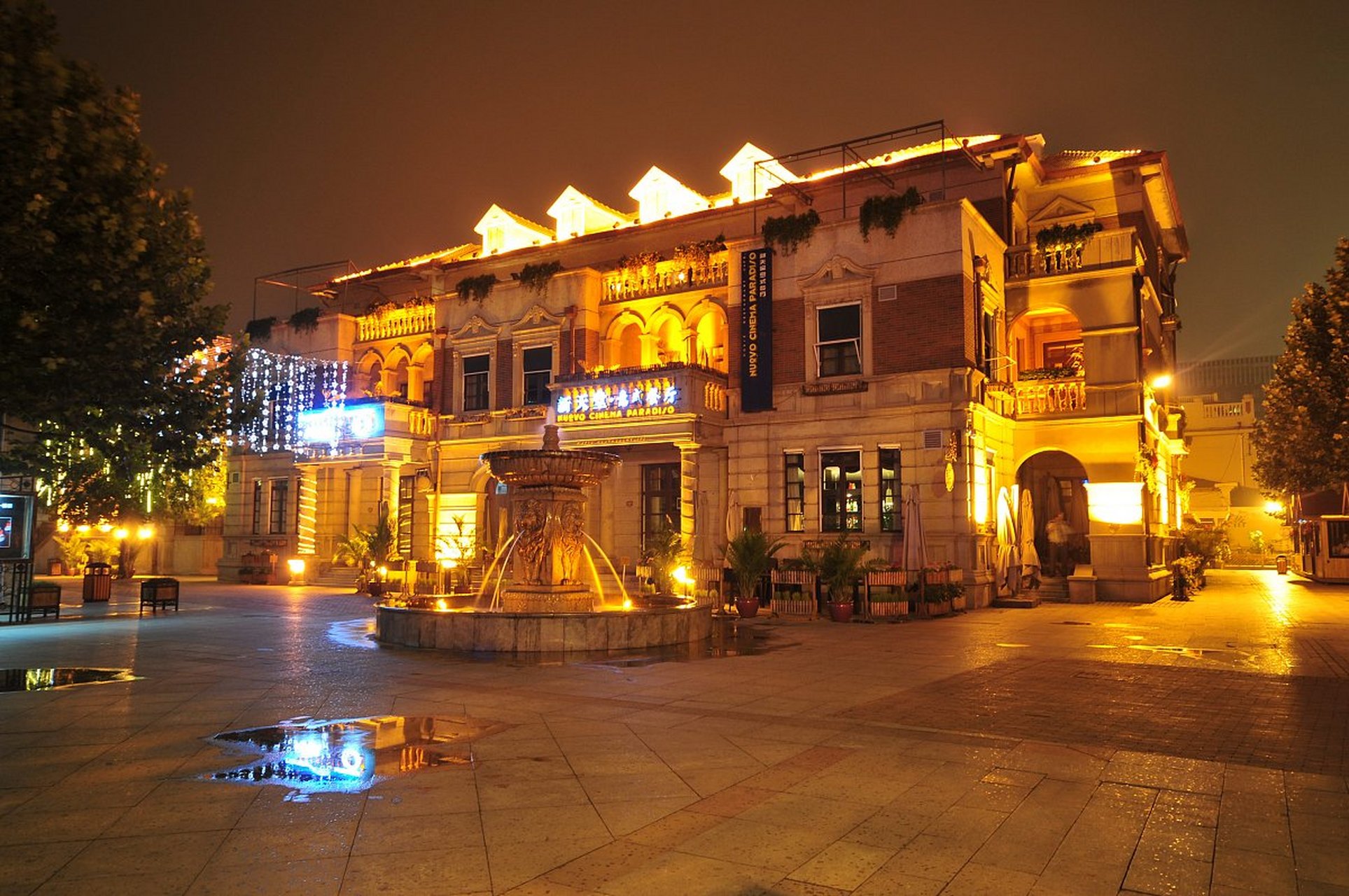 海河意式风情街位于天津市河北区,是天津市一处具有欧洲风情的旅游