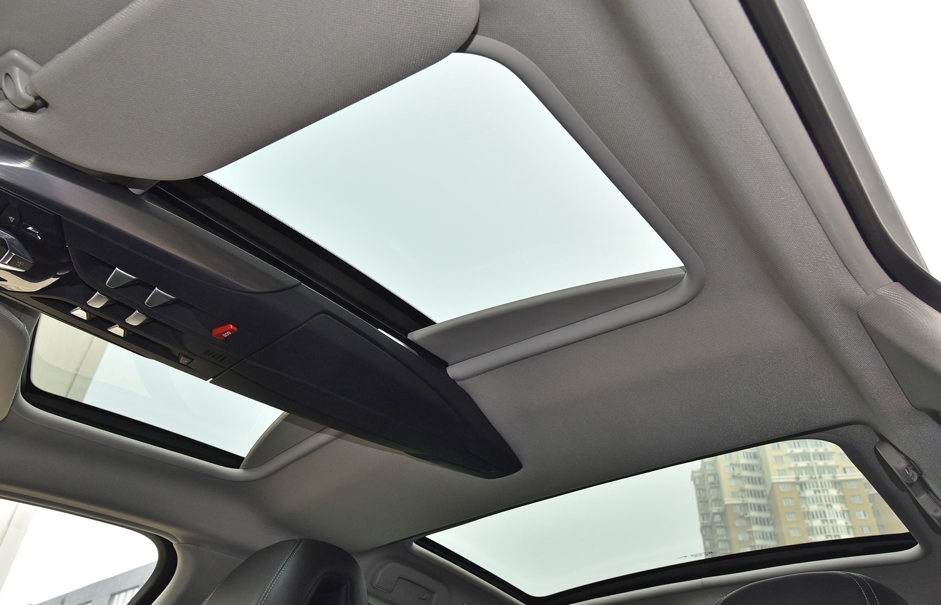 天窗一向是法系车的关键卖点,而ds5堪称国内天窗最多的轿车.