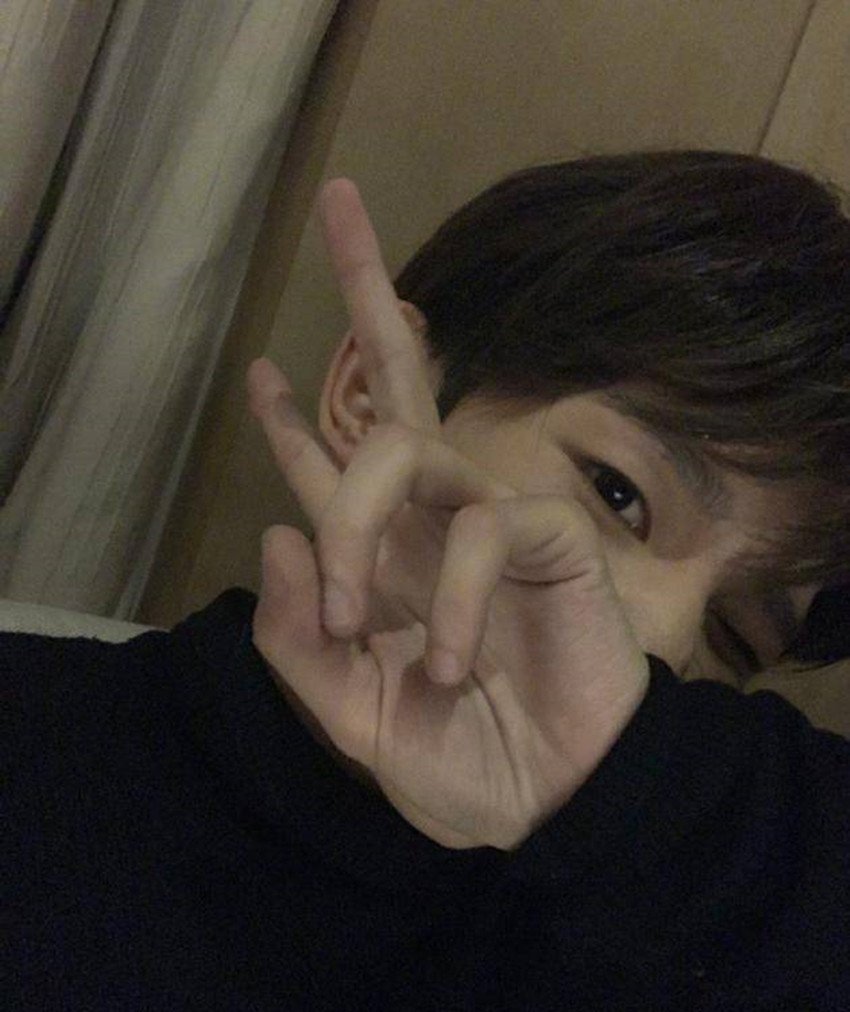 王源深夜晒自拍,照片透漏心酸,网友直呼心疼!