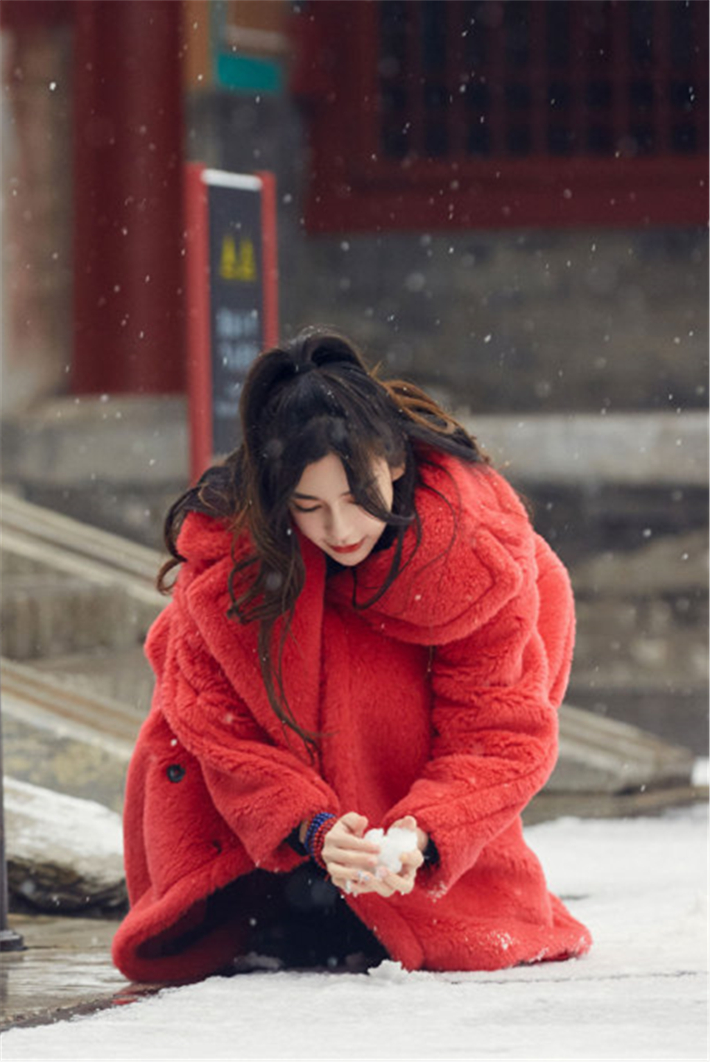 angelababy上新了故宫绝美雪景大片,长发红衣的雪中美人儿