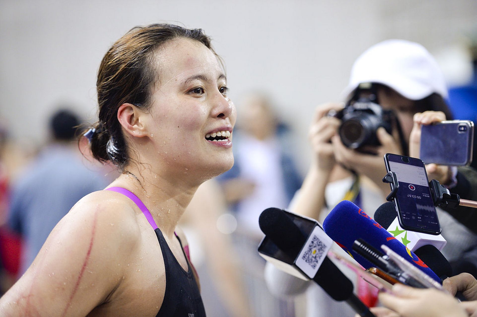 被称为"跳水女皇"的吴敏霞结婚时,对婆婆下跪敬茶,婆婆却一脸骄傲地接