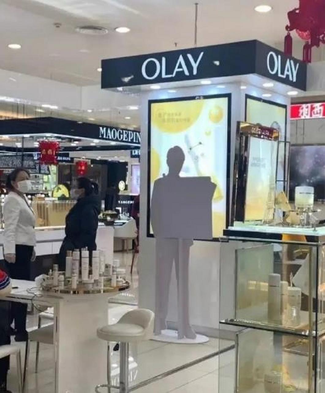肖战在olay玉兰油专柜的人形立牌,被翻过去了,实属过分,还不如撤掉,这