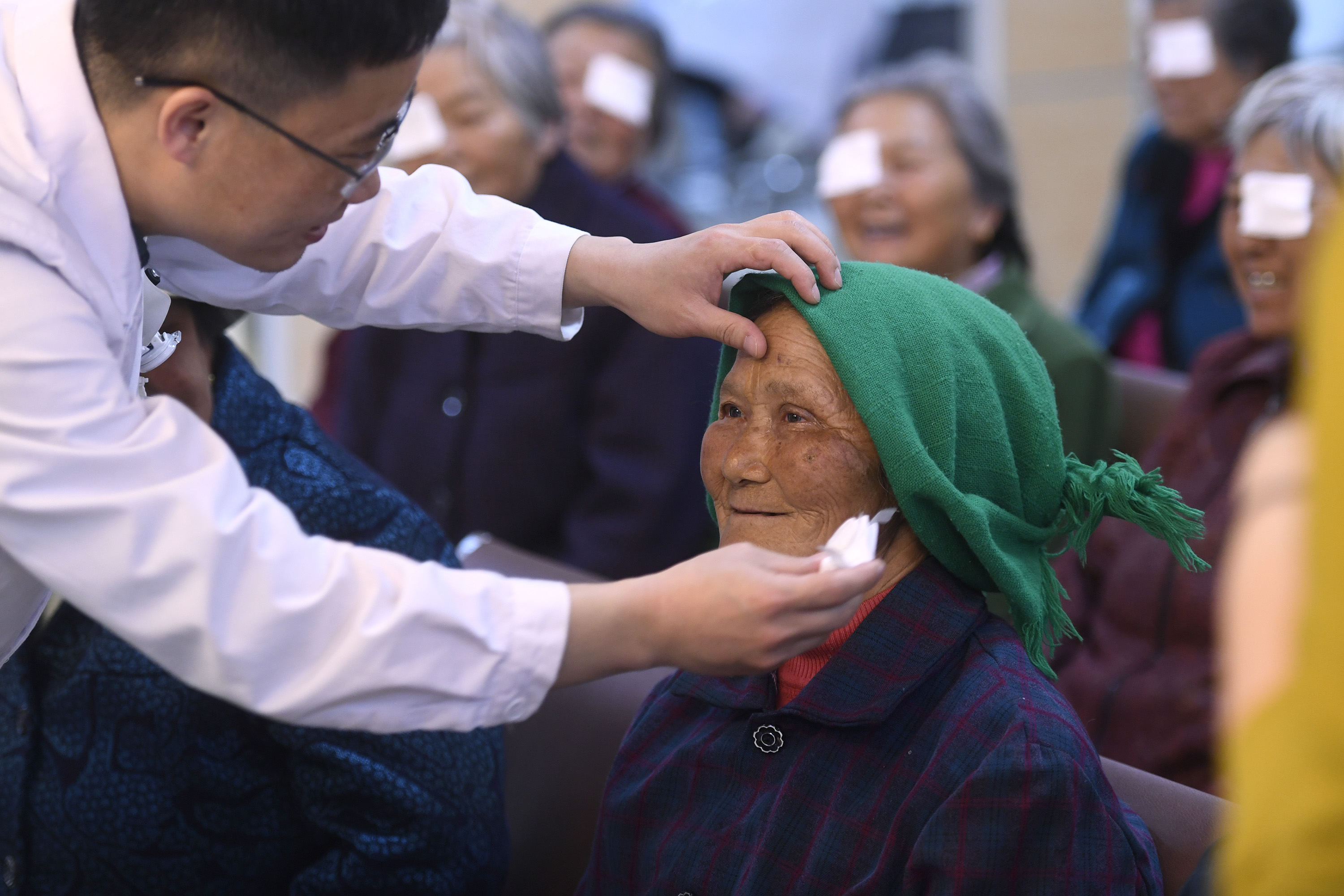 浙江嘉兴:乡村白内障老人重见光明(1)