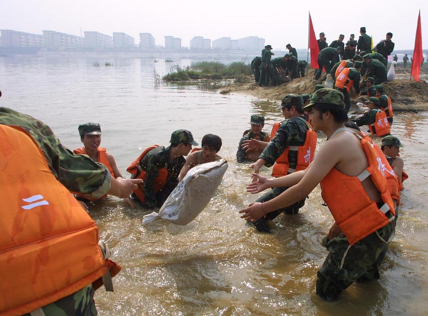 抱树求生超过24小时,这是多么坚强的意志.