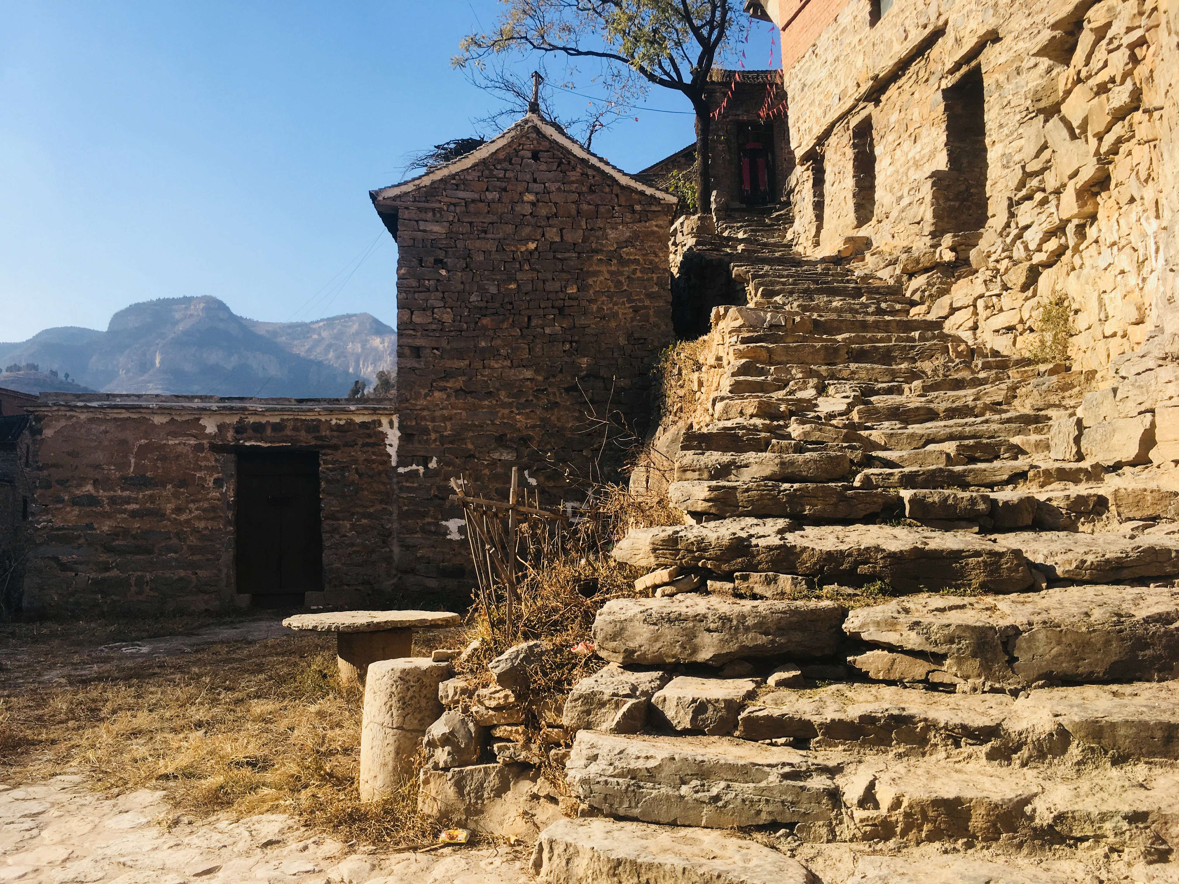 深山藏千年石头村 依山而建被称太行山中"布达拉宫"
