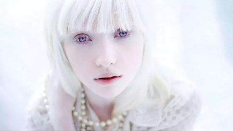 这个18岁的女孩子被称为"仙女",眼睛是紫瞳,头发和皮肤很雪白