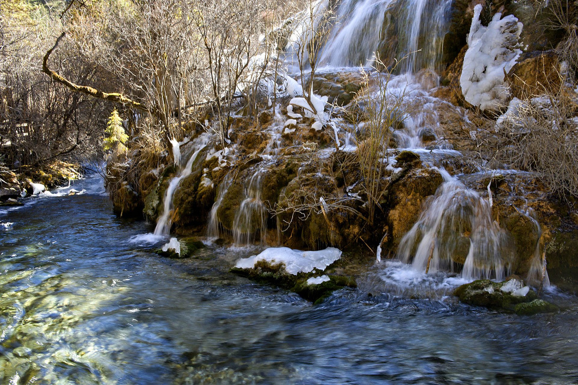 北九水风景区位于青岛市崂山区,是一个非常适合冬季旅游的地方.