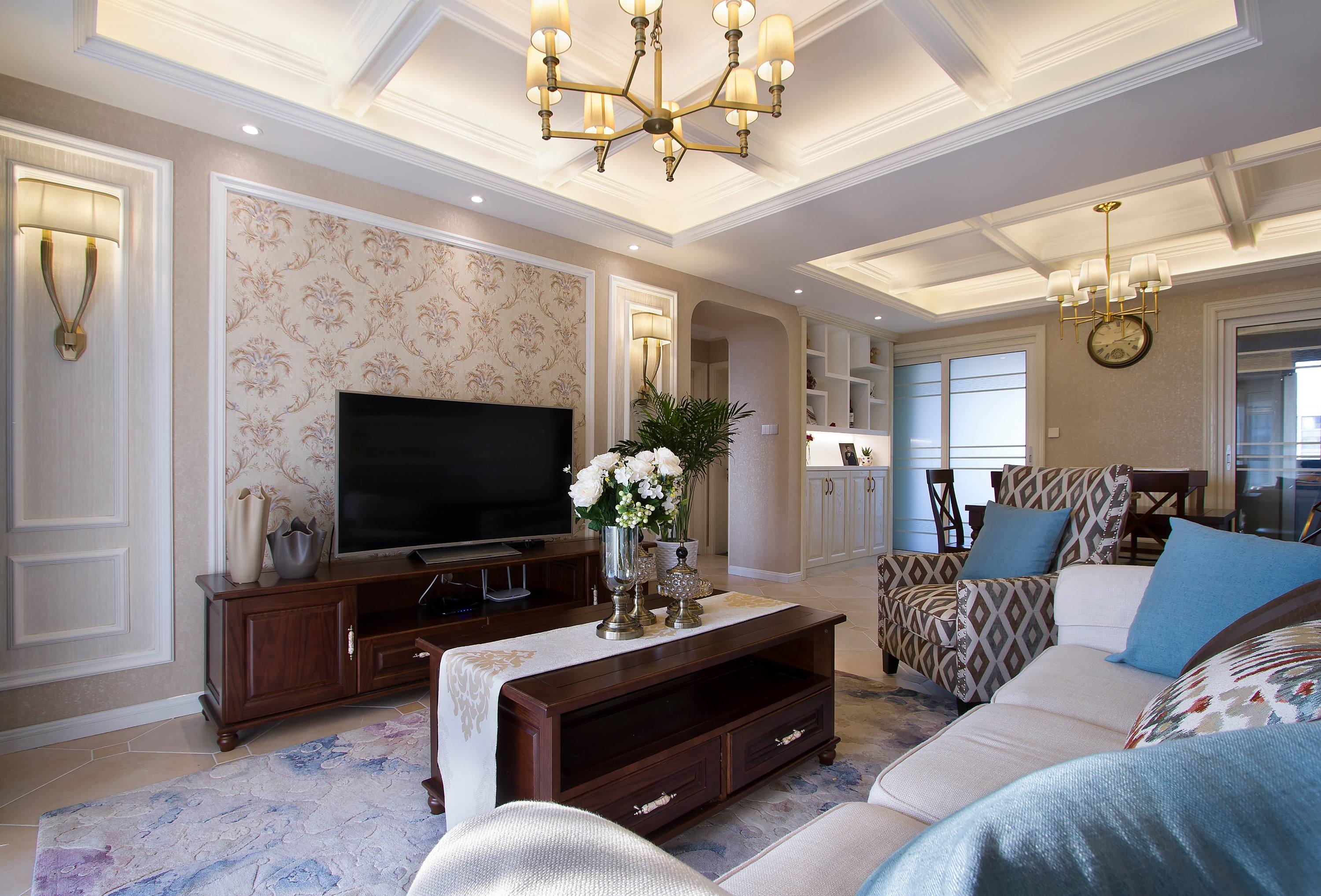 价格又实惠,图中的电视墙造型比较简单,但是效果却很丰富,框架为木