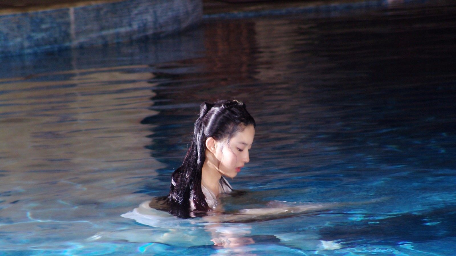 刘亦菲版小龙女为什么经典,打戏高难度还要保持美,水戏让人佩服