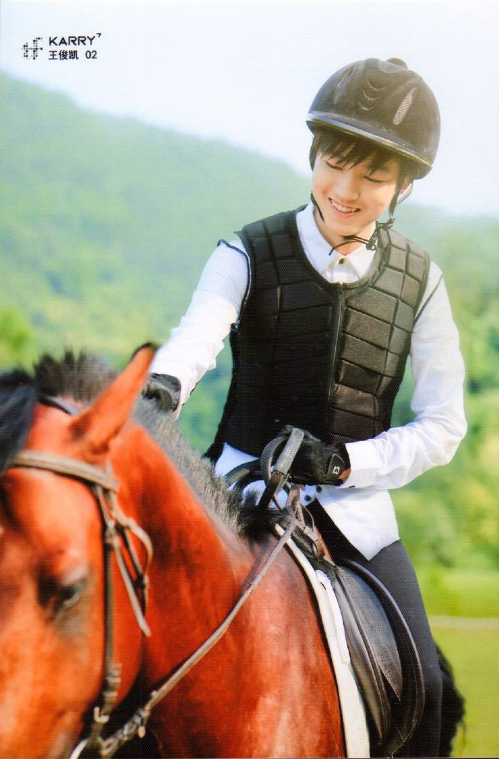 王俊凯这套骑马装清秀又俊朗,中世纪贵族小王子的既视感