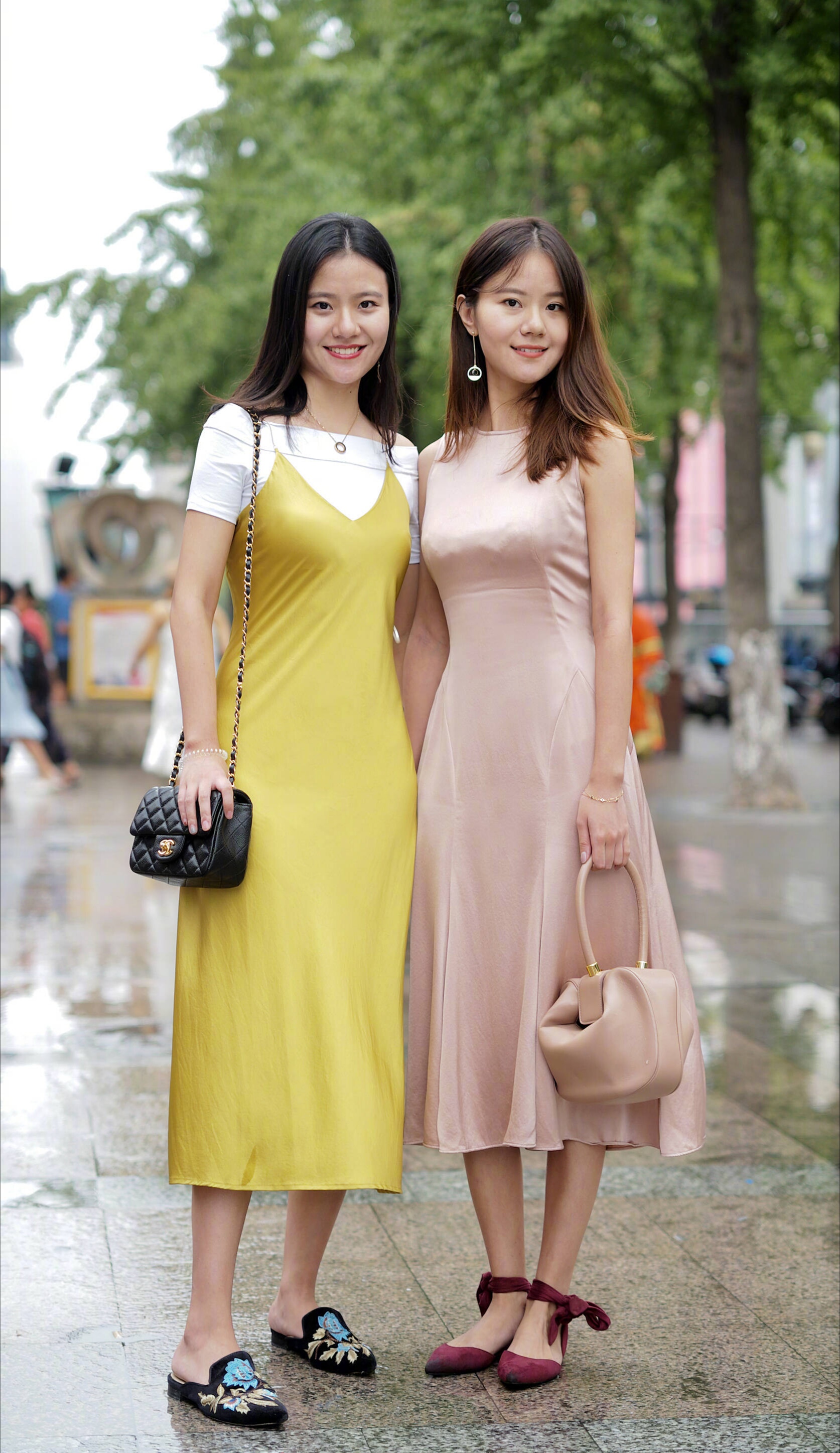 街拍:双胞胎姐妹不同风格搭配,时尚闺蜜同款穿搭,更喜欢哪个