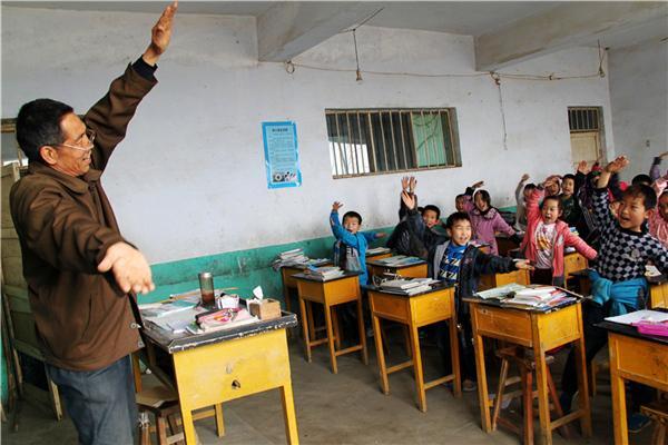 贫困地区再也不怕没有好老师!3年万名退休教师将到农村校讲课