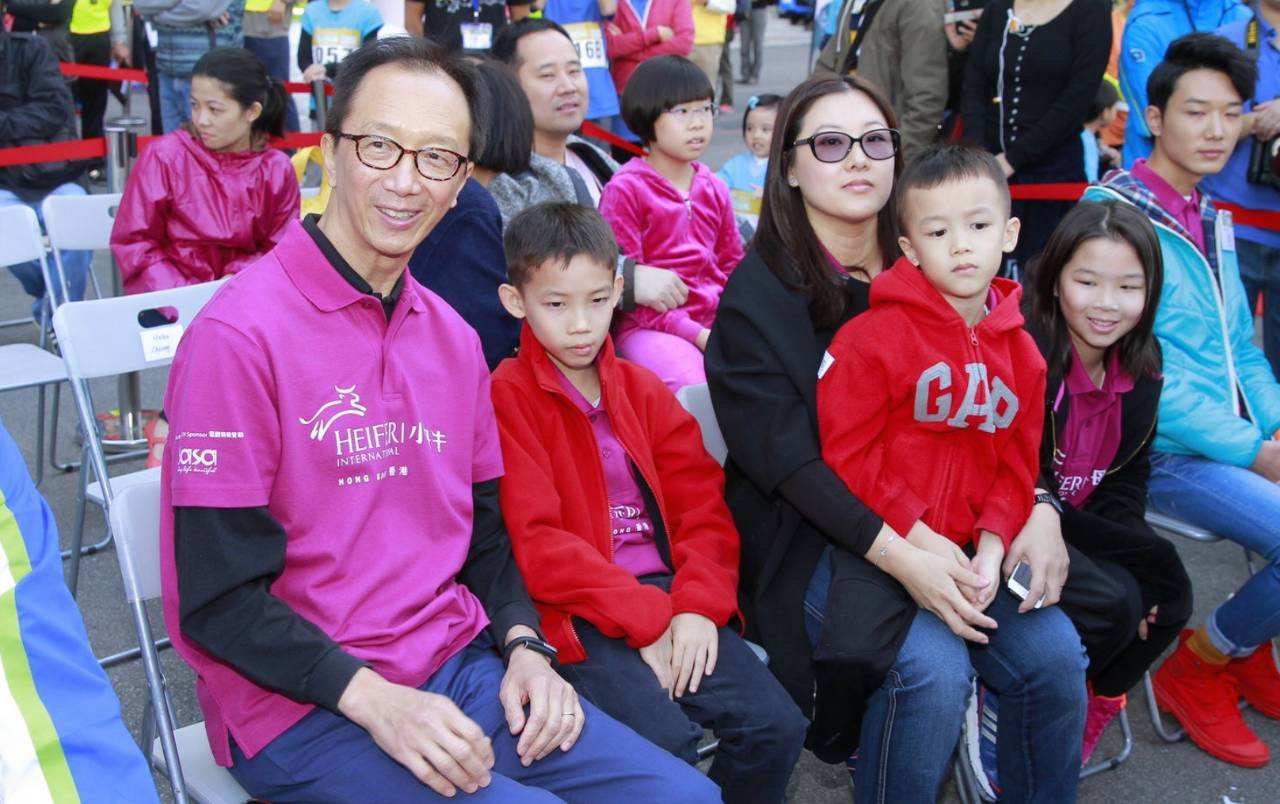 跳水皇后伏明霞现状:嫁大26岁富豪,如今儿女成群很幸福!