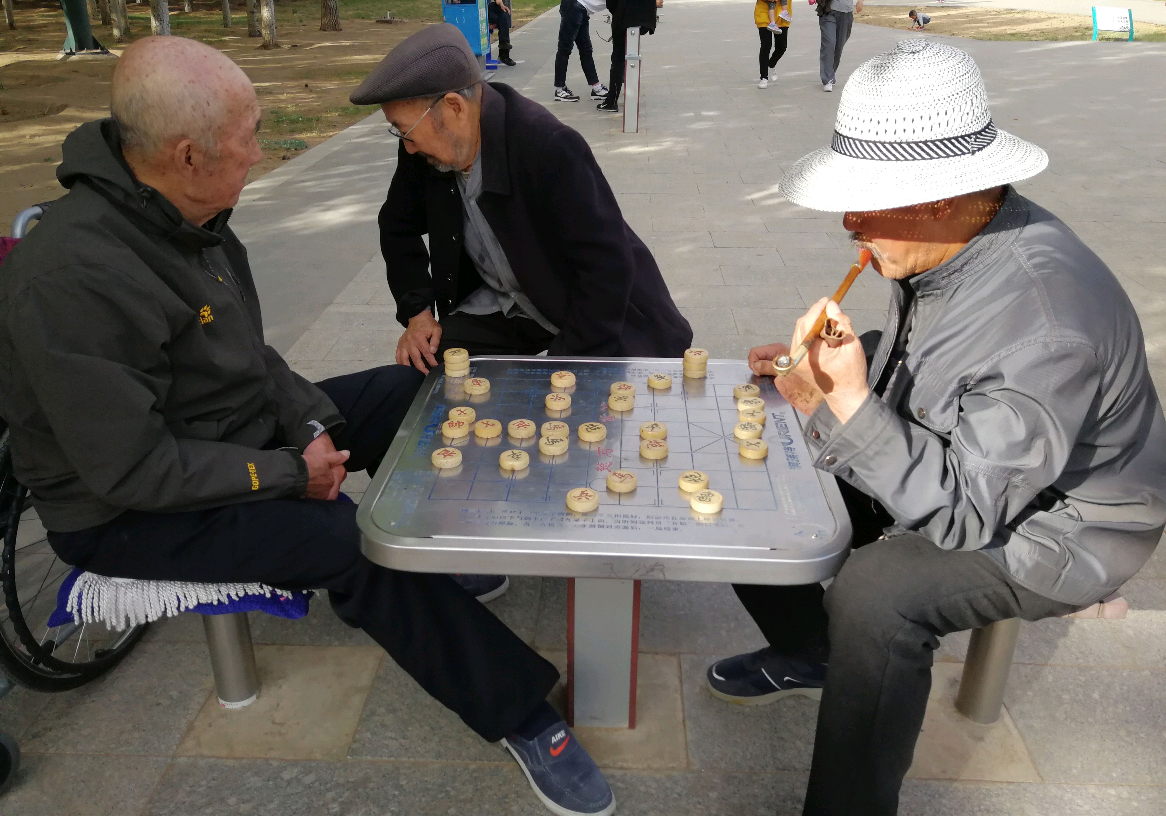 九十岁的马大爷玩象棋