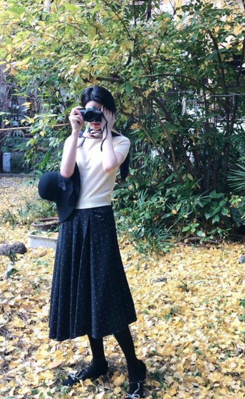 李亚鹏女友罕见晒照,男友视角下送飞吻,恋爱气息超甜