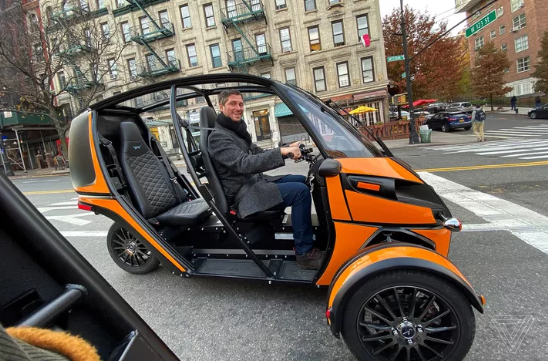 外媒记者在纽约街头亲身试驾奇特的arcimoto电动三轮车