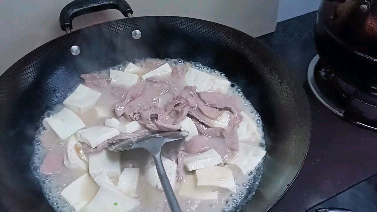 猪肝加豆腐炖的猪肝汤,配上红薯粉更是非常滑嫩、滑嫩的