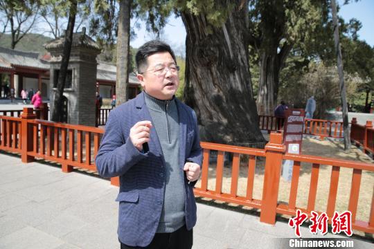 黄陵县原炎黄文化研究会执行会长,是当地研究挖掘黄陵文化的"名人"
