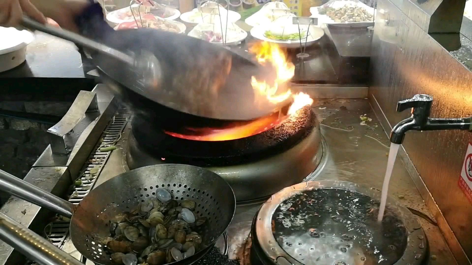 鲁菜胶东菜比较受欢迎的,花蛤炒鸡的制作方法