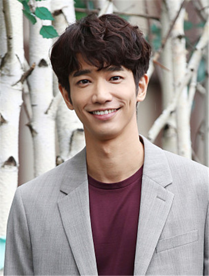 台湾艺人刘以豪接受采访 西装革履笑容阳光