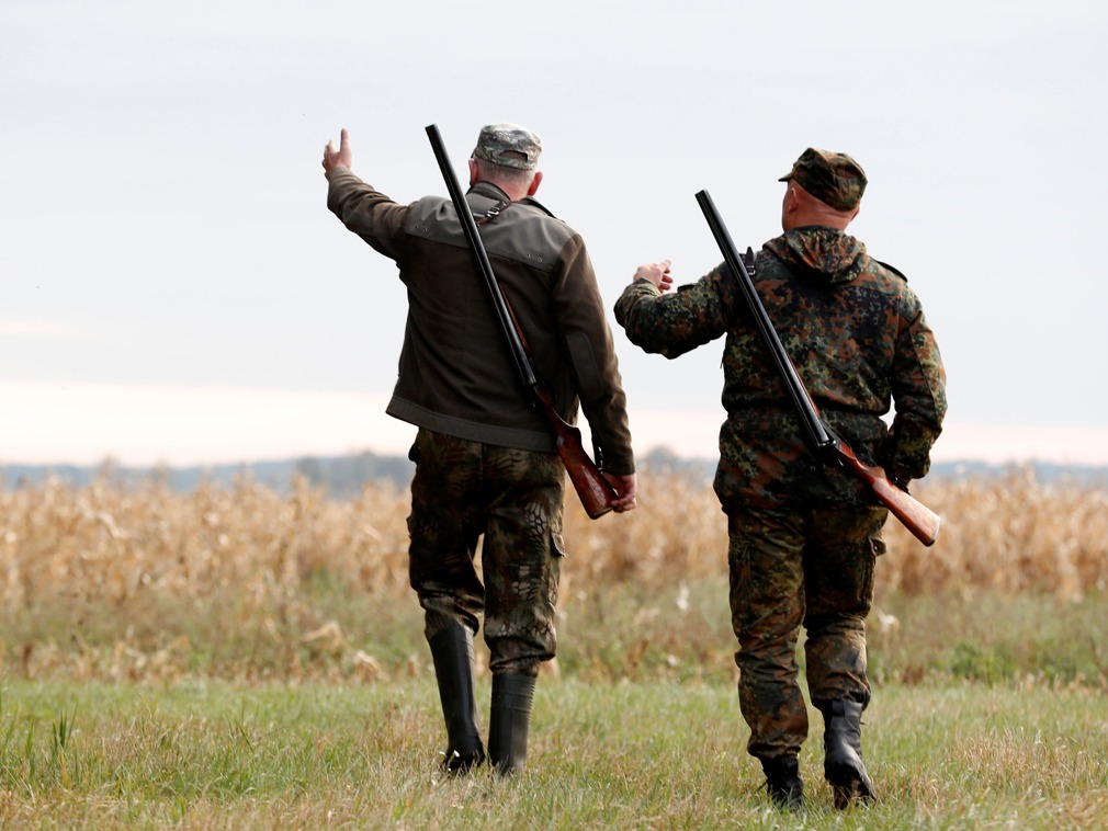 实拍白罗斯野外狩猎活动,猎人手持鹿蹄场面血腥