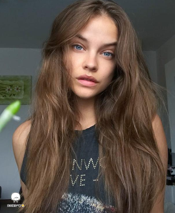 俄罗斯人气超模,安娜保持"生人勿近"冷漠脸,只因独爱男友?