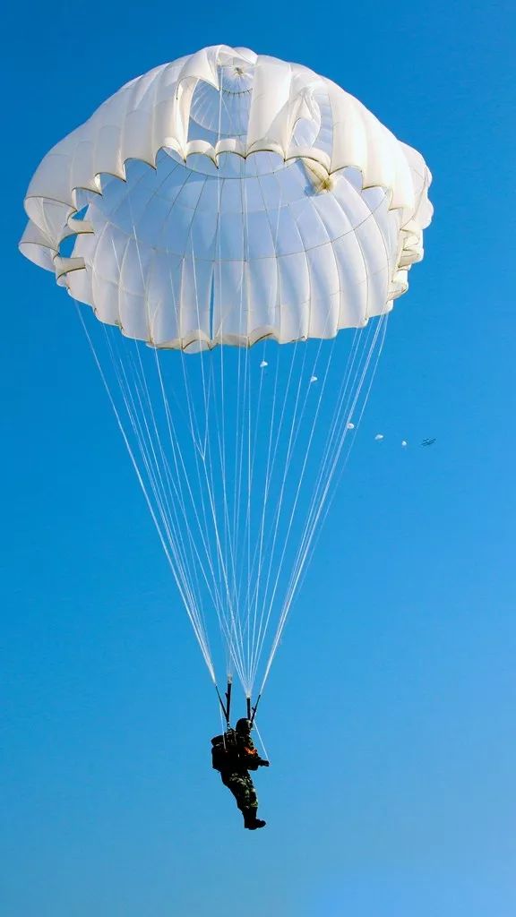 高清壁纸!"00后"新兵伞降训练,带你感受空降兵眼中的美!