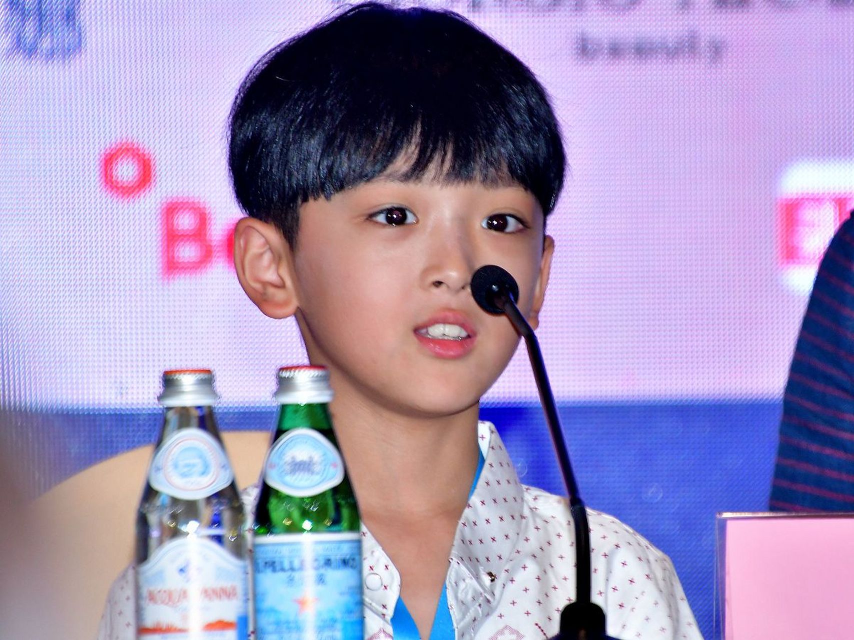 综艺《花儿与少年5》里,辛芷蕾对胡先煦说:"胡先煦小时候还说姐我要跟