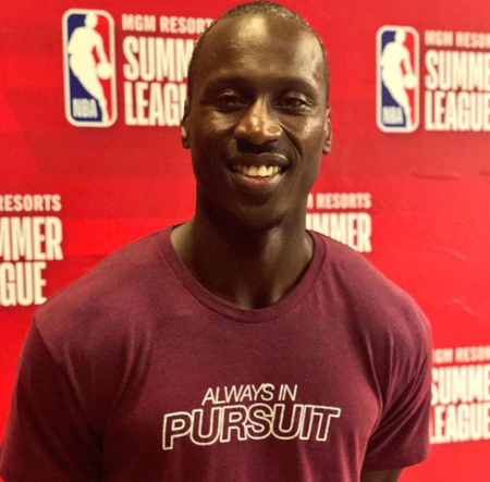 安德烈-英格拉姆来到现场观看nba夏季联赛