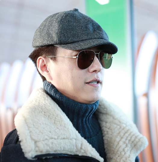 "老干部"靳东戴墨镜现熟男魅力,穿皮衣似帅气侦探时髦保暖!