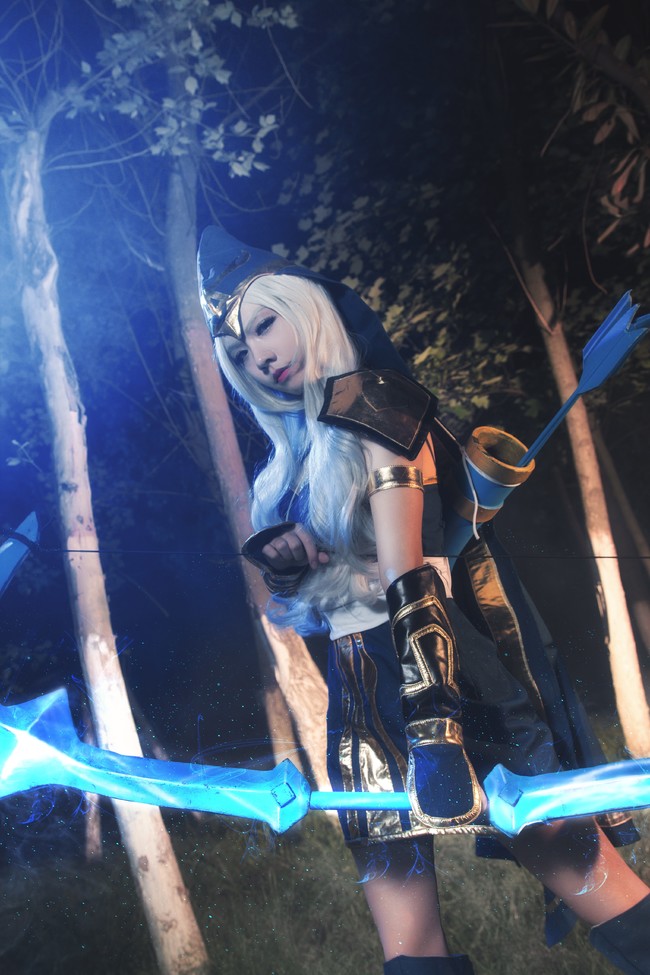 霸气外露眼神犀利的小姐姐cos寒冰射手,网友:好漂亮