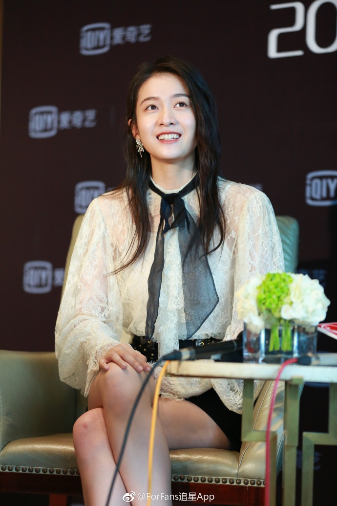 张雪迎穿白色蕾丝衬衫搭配黑色半身裙亮相活动,皮肤白皙笑容甜美