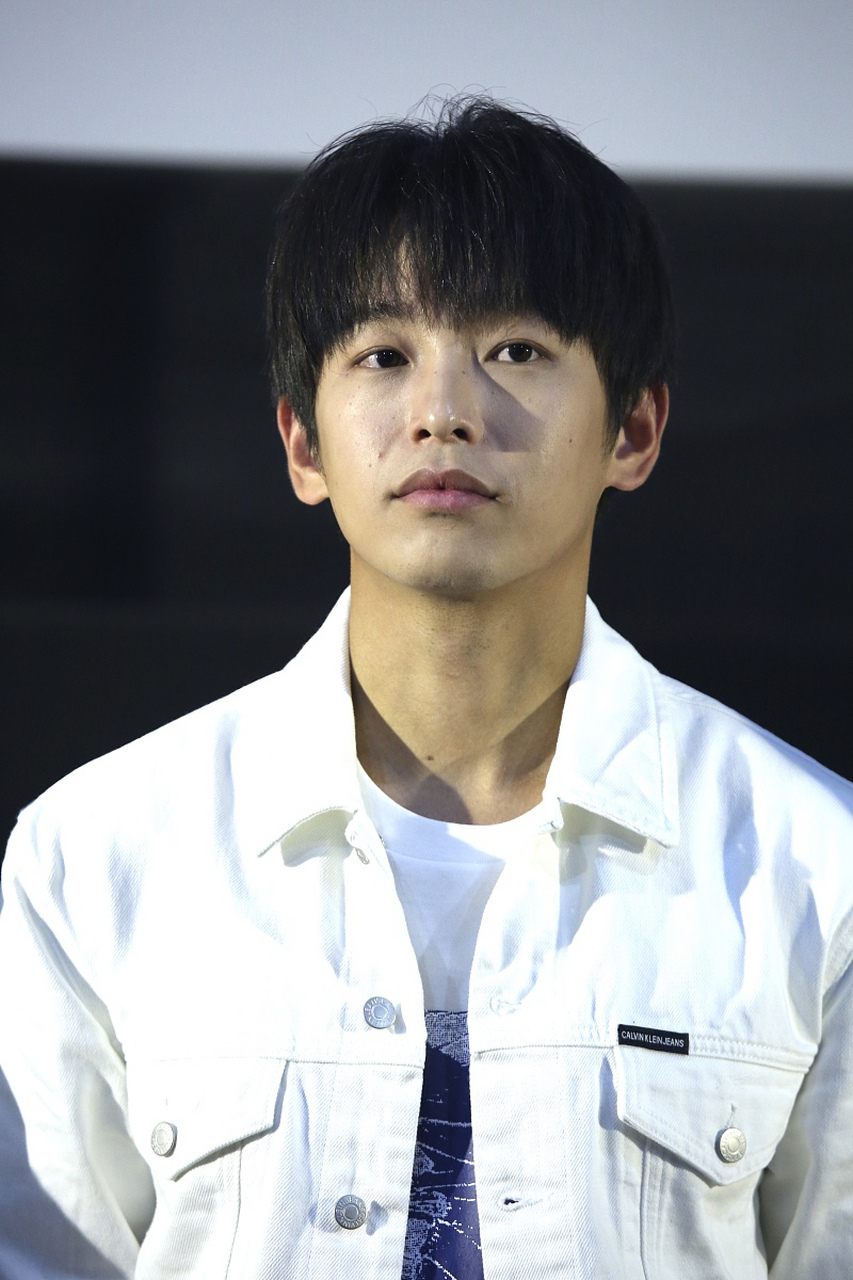 彭昱畅辟谣# # 彭昱畅开直播承认新恋情:"跟我吃饭的这位女生是跟我