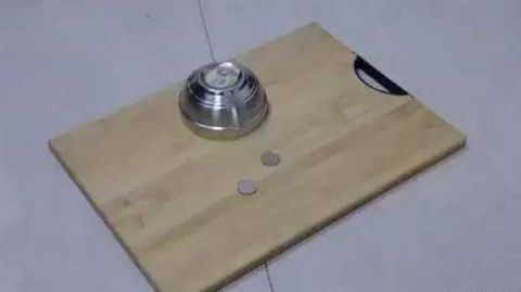 赌窝藏在小区民房内,三道门把守,警方迅猛出击一锅端