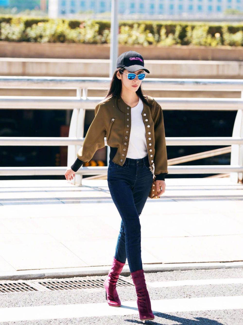 张碧晨又穿着格纹大衣来机场了,这种混搭风很好看?