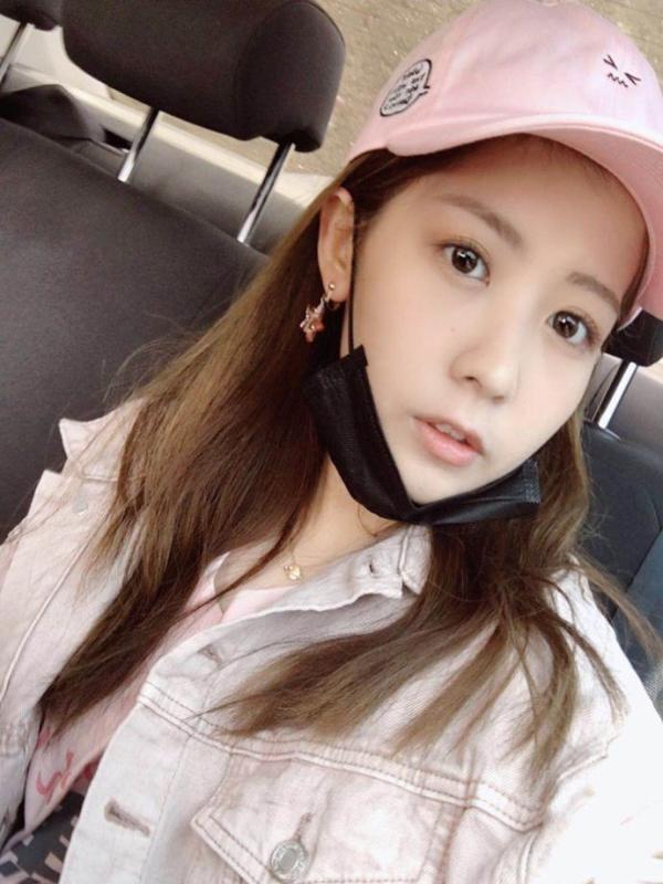 组图:火箭少女赖美云穿薄纱上衣玩自拍 表情高冷酷酷盯镜头