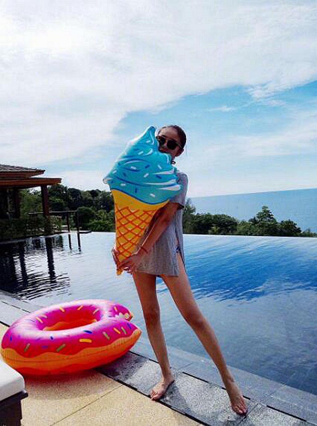 安以轩身穿比基尼秀十分性感,一双长腿白皙有光泽!