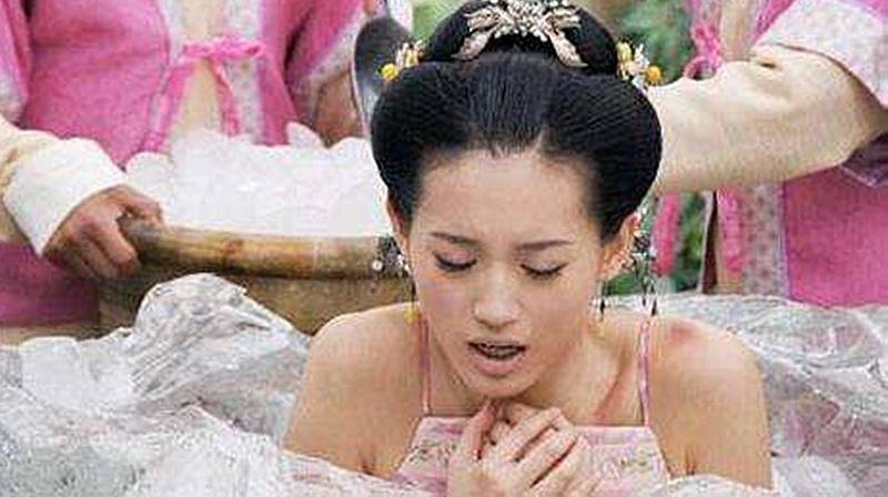 古代的酷刑“冰刑”只是让犯人坐在冰块上吗？真实情况并不简单！11万次